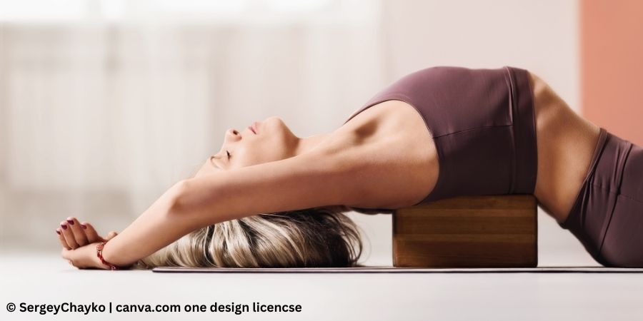 Frau macht mit einem Yogablock eine Übung